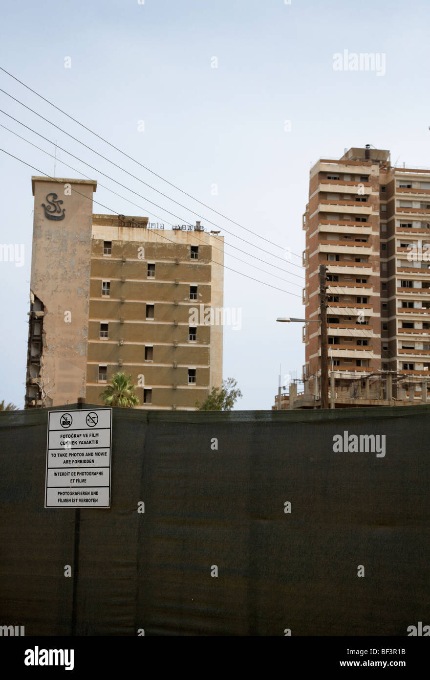 Nessuna fotografia segnaletica di avvertimento a varosha zona proibita con salaminia tower hotel abbandonato nel 1974 Foto Stock