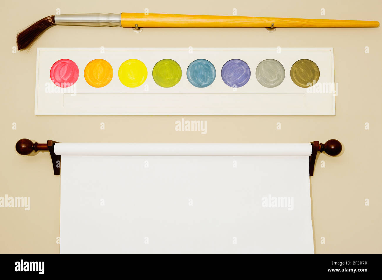 Lavagna a fogli mobili e la tavolozza dei colori con un pennello su una parete Foto Stock