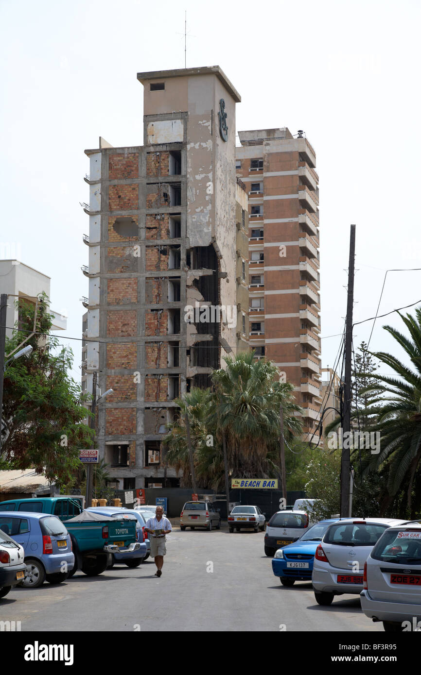 Area circostante varosha zona proibita con salaminia tower hotel abbandonato nel 1974 a causa della invasione turca di Famagosta Foto Stock
