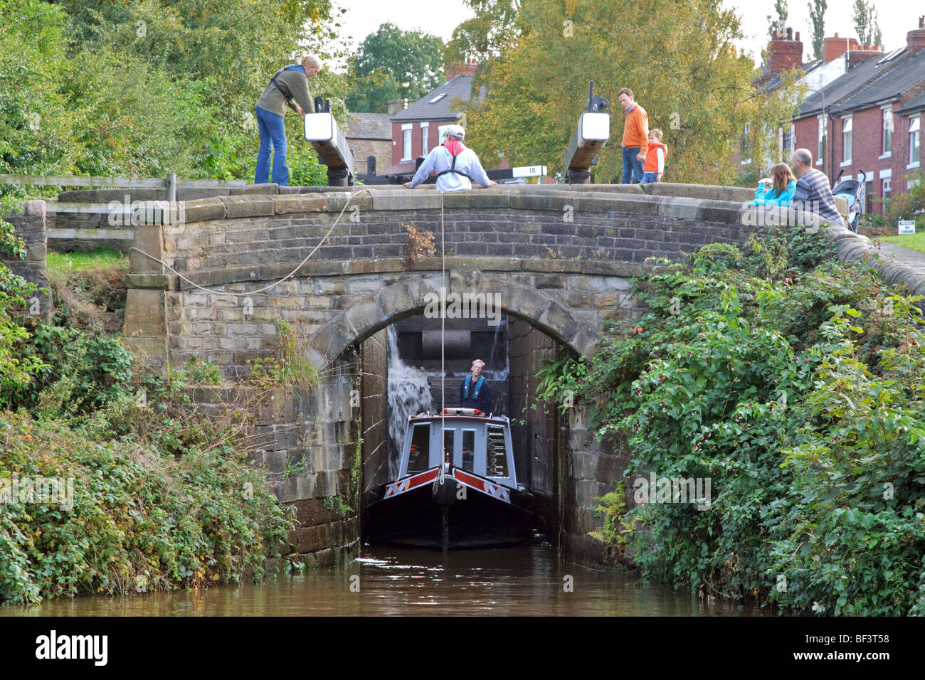 Narrowboat uscita serratura 14 sulla serratura Marple volo, Cheshire Foto Stock