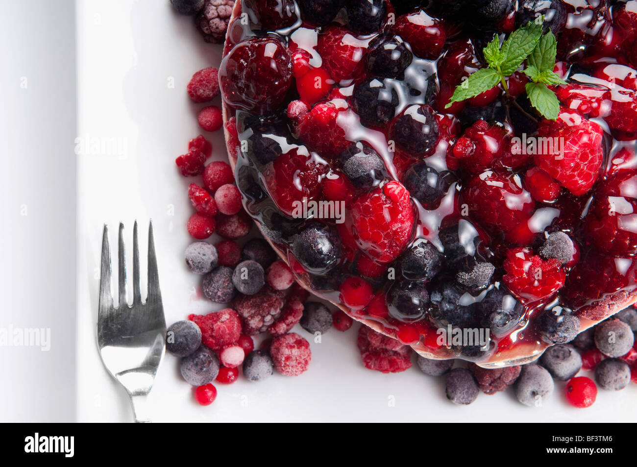 Elevato angolo di visione assortiti di mousse di frutti di bosco Foto Stock