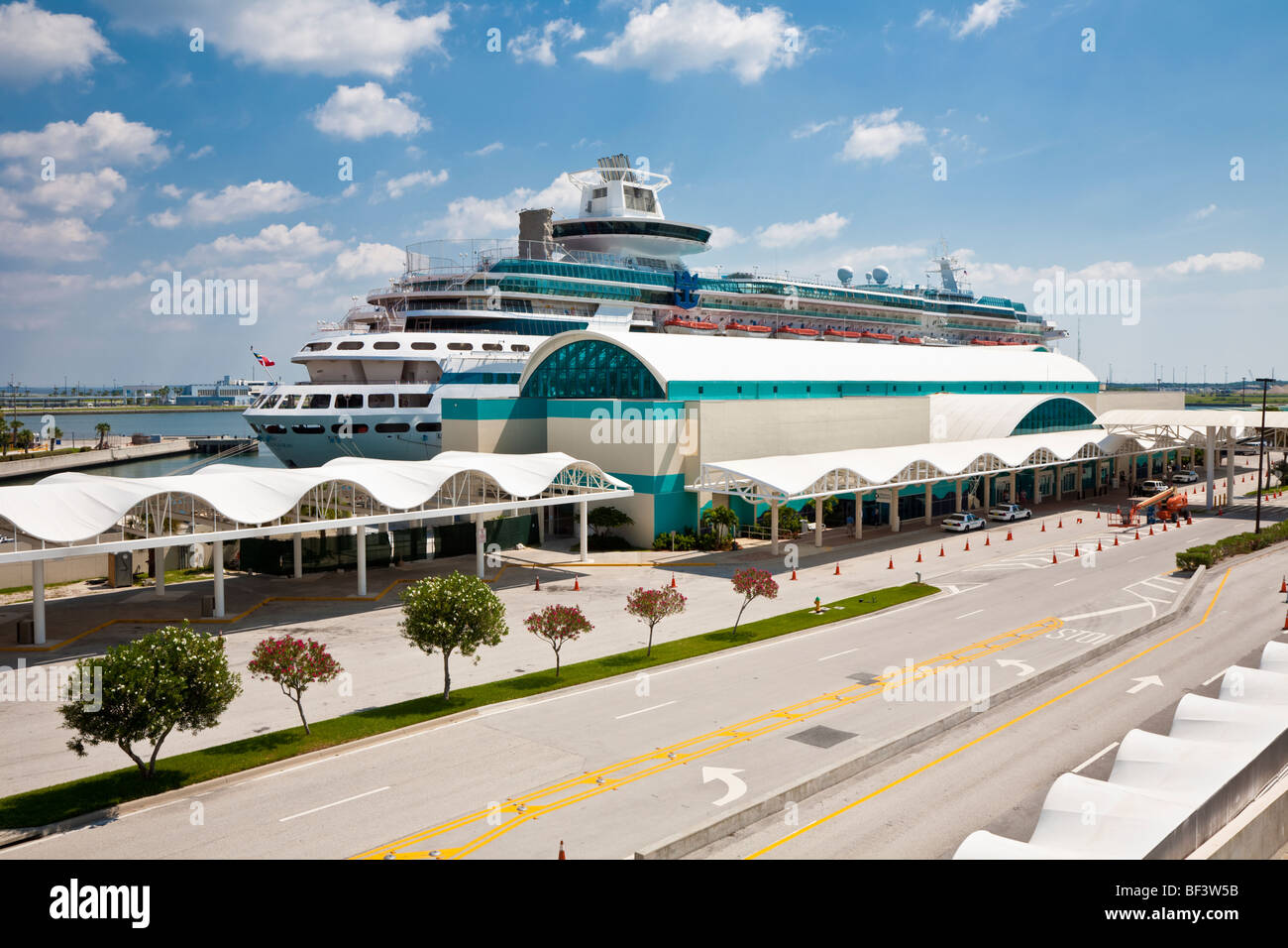 Cape Canaveral, FL - Agosto 2008 - Royal Caribbean Cruise Ship sovrano dei Mari al cruise terminal Foto Stock