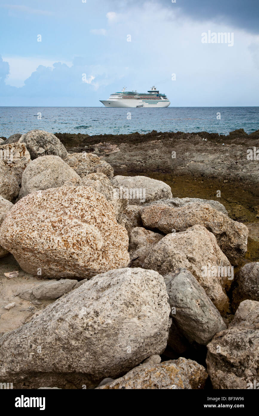 Coco Cay, Bahamas - Agosto 2008 - Royal Caribbean Cruise Ship sovrano dei mari ormeggiato a la costa rocciosa del Coco Cay Foto Stock