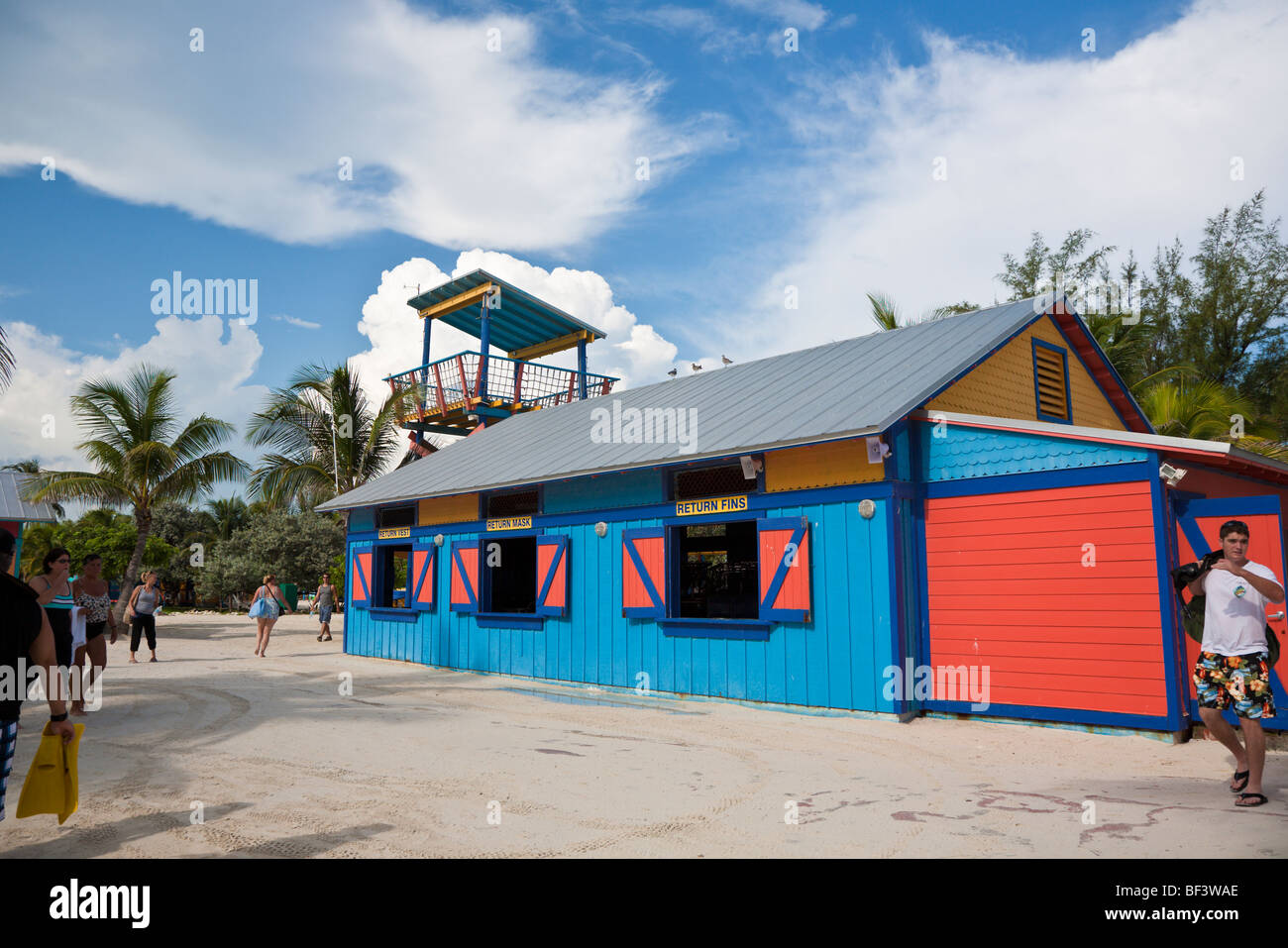 Coco Cay, Bahamas - Agosto 2008 - dipinto luminosamente colorata edificio utilizzato per il noleggio di attrezzatura per lo snorkeling a Coco Cay, Bahamas Foto Stock