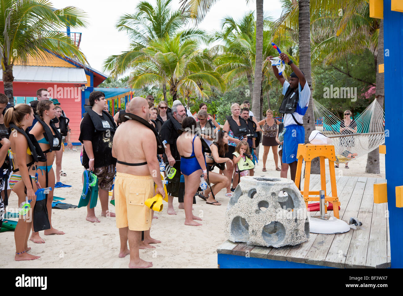 Coco Cay, Bahamas - Agosto 2008 - Istruttore mostra il corretto uso di equipaggiamento da snorkelling a struttura di noleggio su Coco Cay Foto Stock