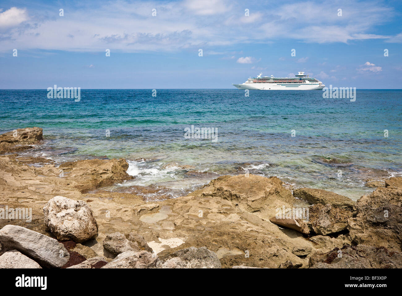 Coco Cay, Bahamas - Agosto 2008 - Royal Caribbean Cruise Ship sovrano dei mari ormeggiato a la costa rocciosa del Coco Cay Foto Stock