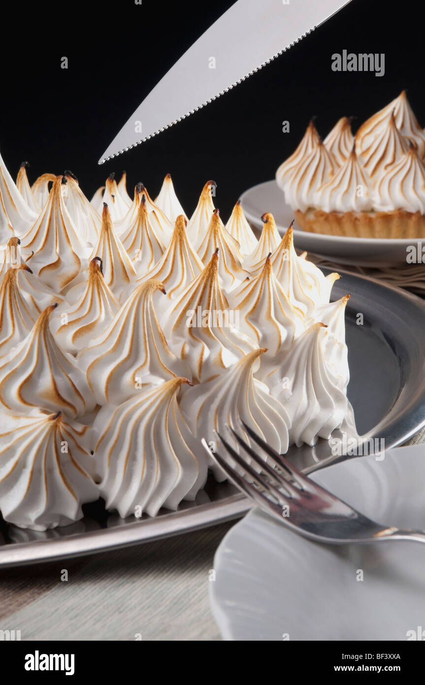 Close-up di meringa torte con un server di torta Foto Stock