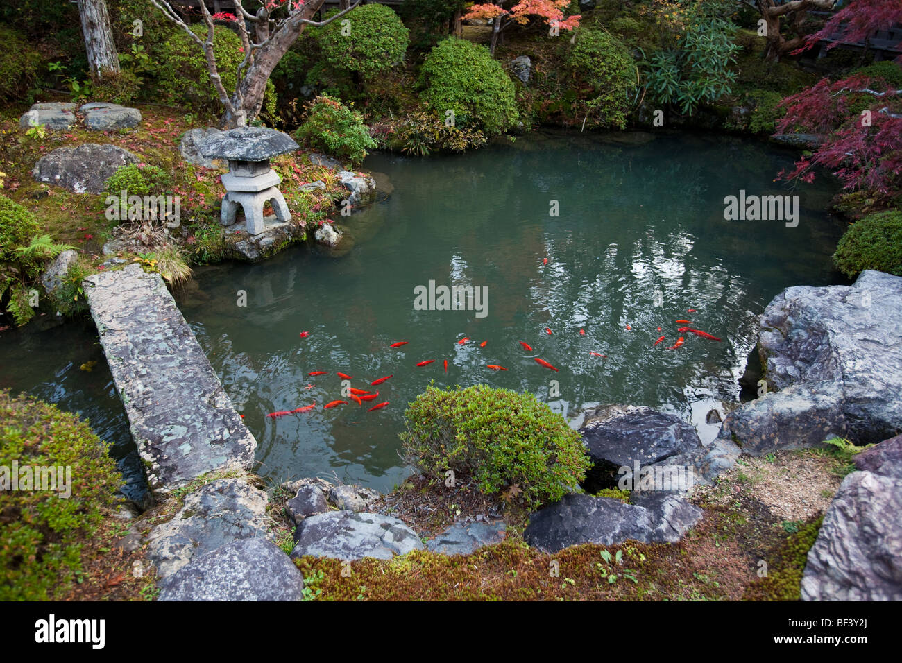 Laghetto in giardino Ekoin tempio, Koyasan Foto Stock