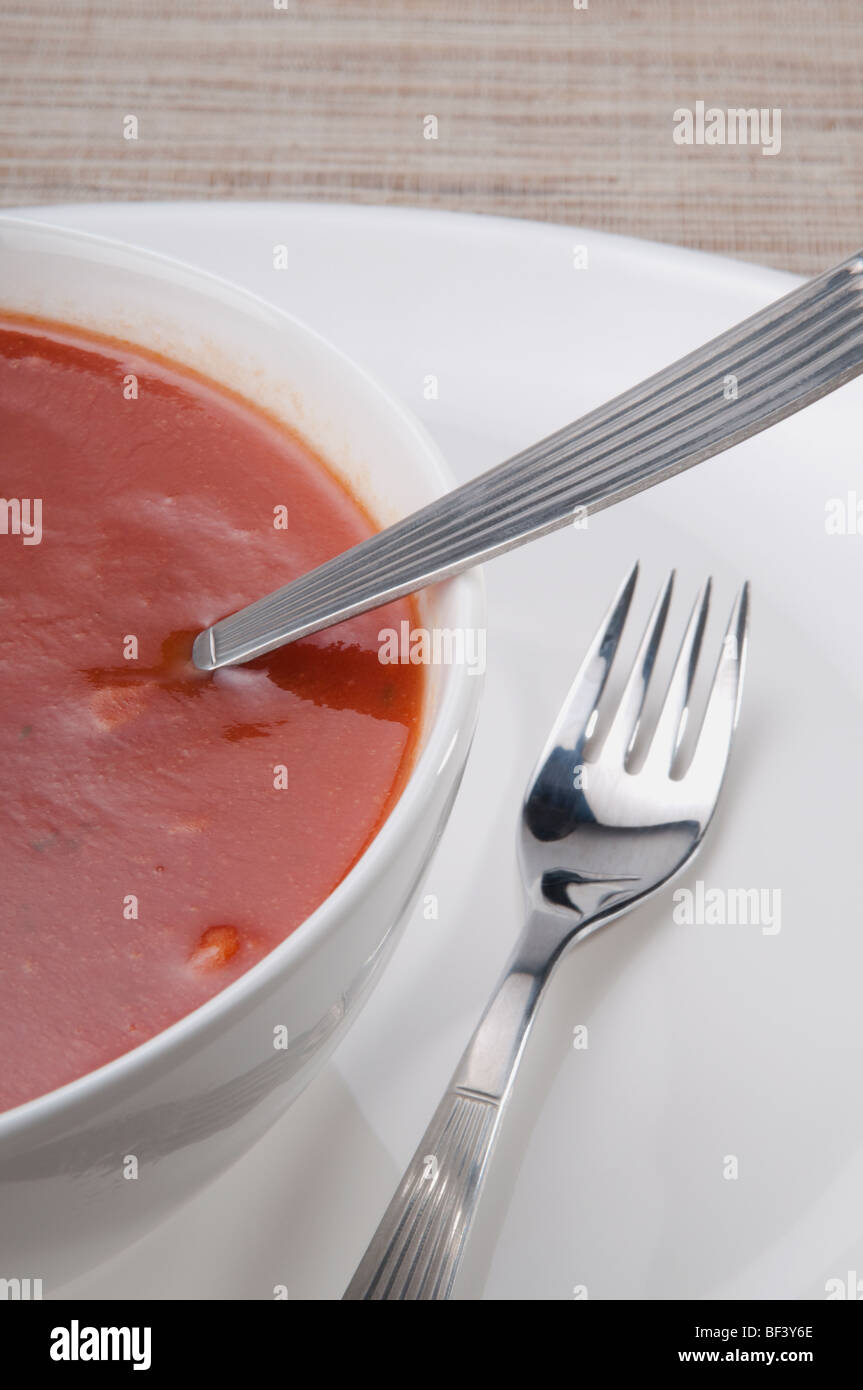 Alta vista angolare di una ciotola di zuppa di pomodoro Foto Stock