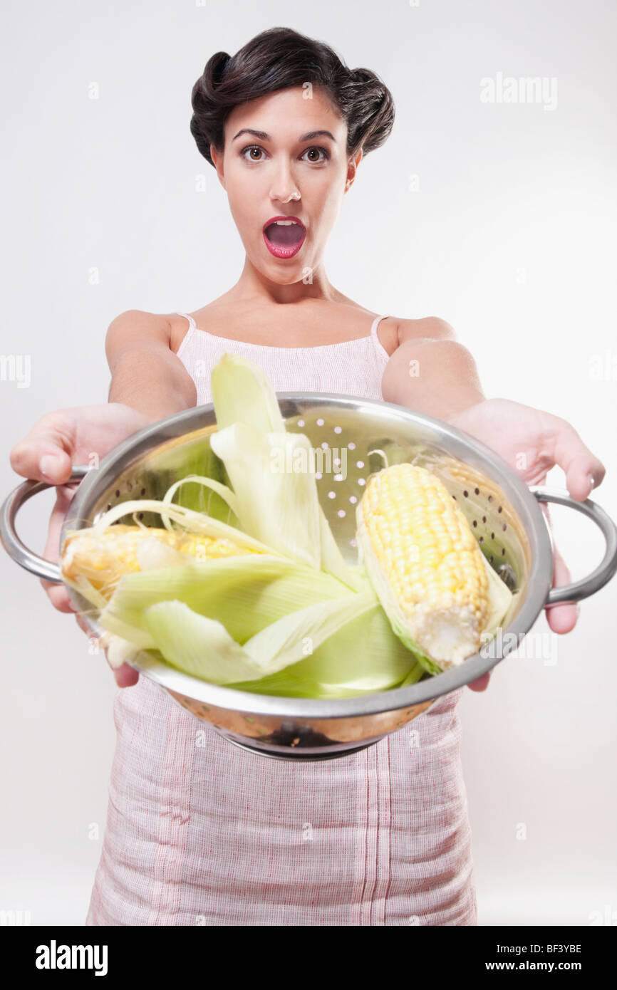 Donna che mantiene i tutoli in uno scolapasta Foto Stock