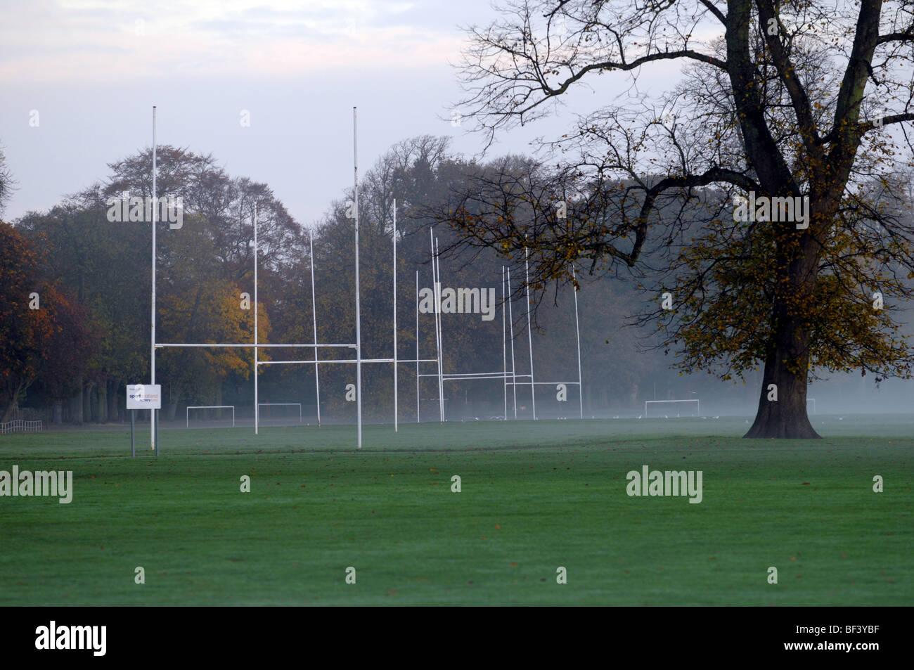 Rugby posti in una nebbiosa mattina. Foto Stock