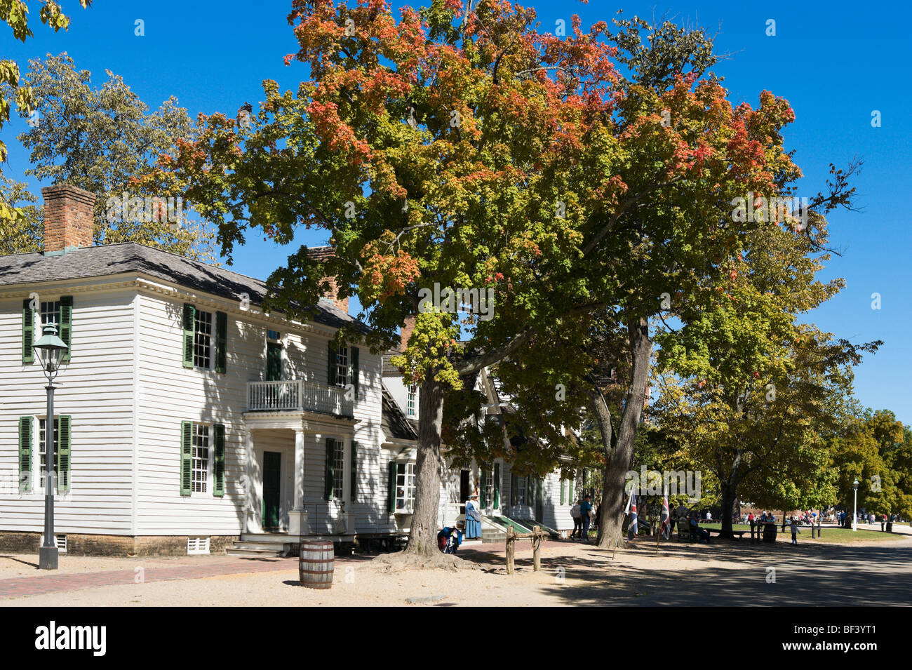 Edifici Clapboard sul Duca di Gloucester Street (la strada principale), Colonial Williamsburg, Virginia, Stati Uniti d'America Foto Stock