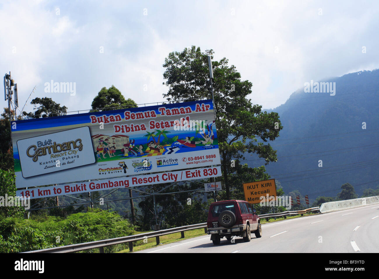 Tabellone pubblicitario lungo Karak highway in Malaysia. Foto Stock