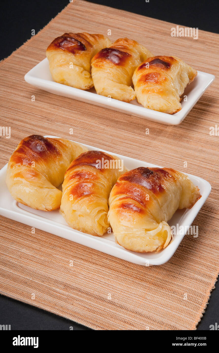 Angolo di alta vista di croissant in vassoi Foto Stock