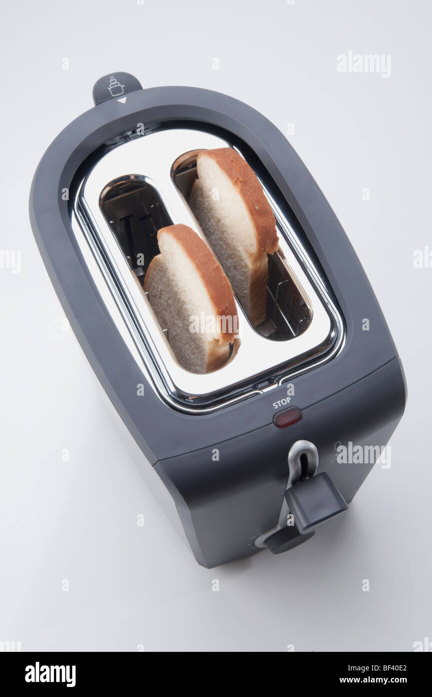 Angolo di alta vista di pane bianco in un tostapane Foto Stock
