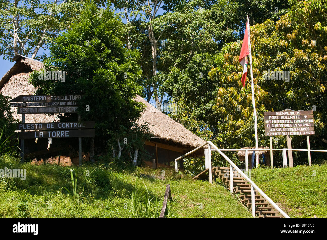 Il Perù il Ministro dell Agricoltura casa di guardia e ingresso per l'amazzonia lungo la Madre de Dios fiumi e la Tambopata. Foto Stock