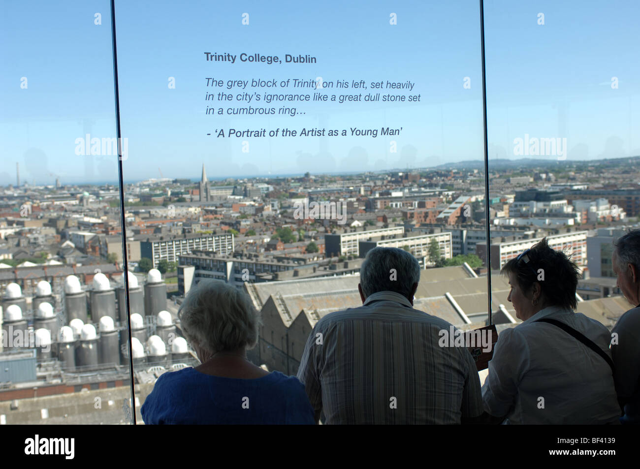 Le persone godono di vista dal bar Gravity, Guinness Storehouse, Dublino, Irlanda. Foto Stock