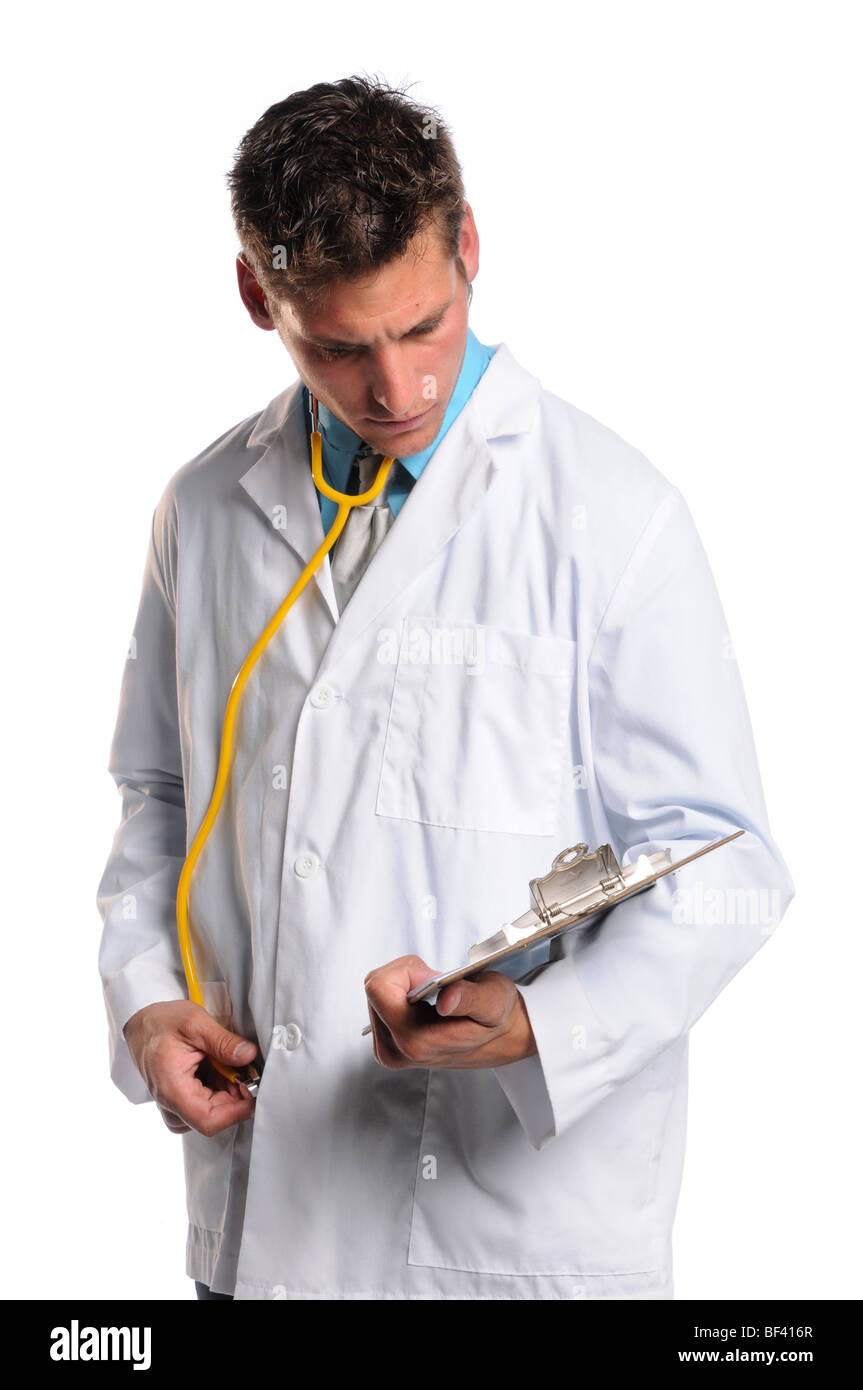 Medico guardando appunti isolate su sfondo bianco Foto Stock