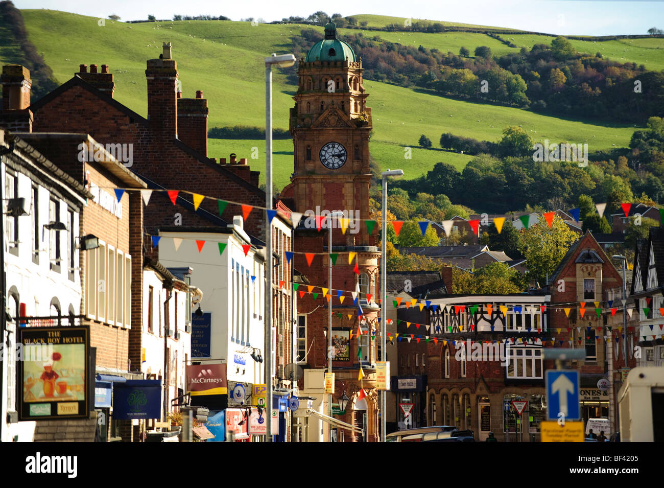 Broad Street in Newtown, Powys, Mid Wales UK con colline oltre, pomeriggio autunnale Foto Stock