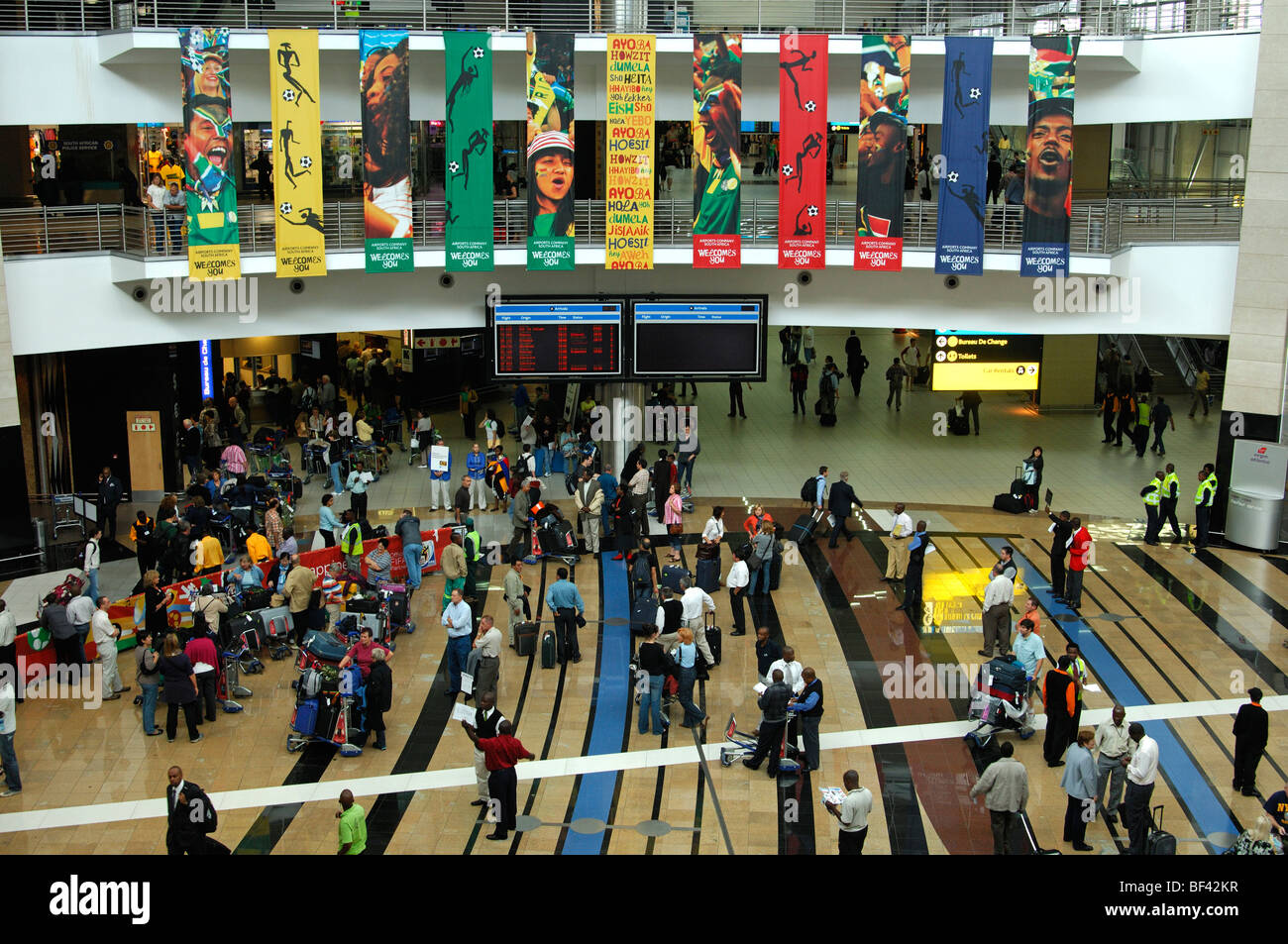 I viaggiatori nella sala degli arrivi del O.R. Tambo International Airport (ORTIA), Johannesburg, Sud Africa Foto Stock