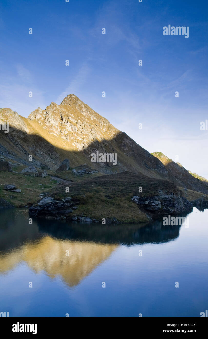 Riflessioni sulle montagne nel lago Balea Foto Stock