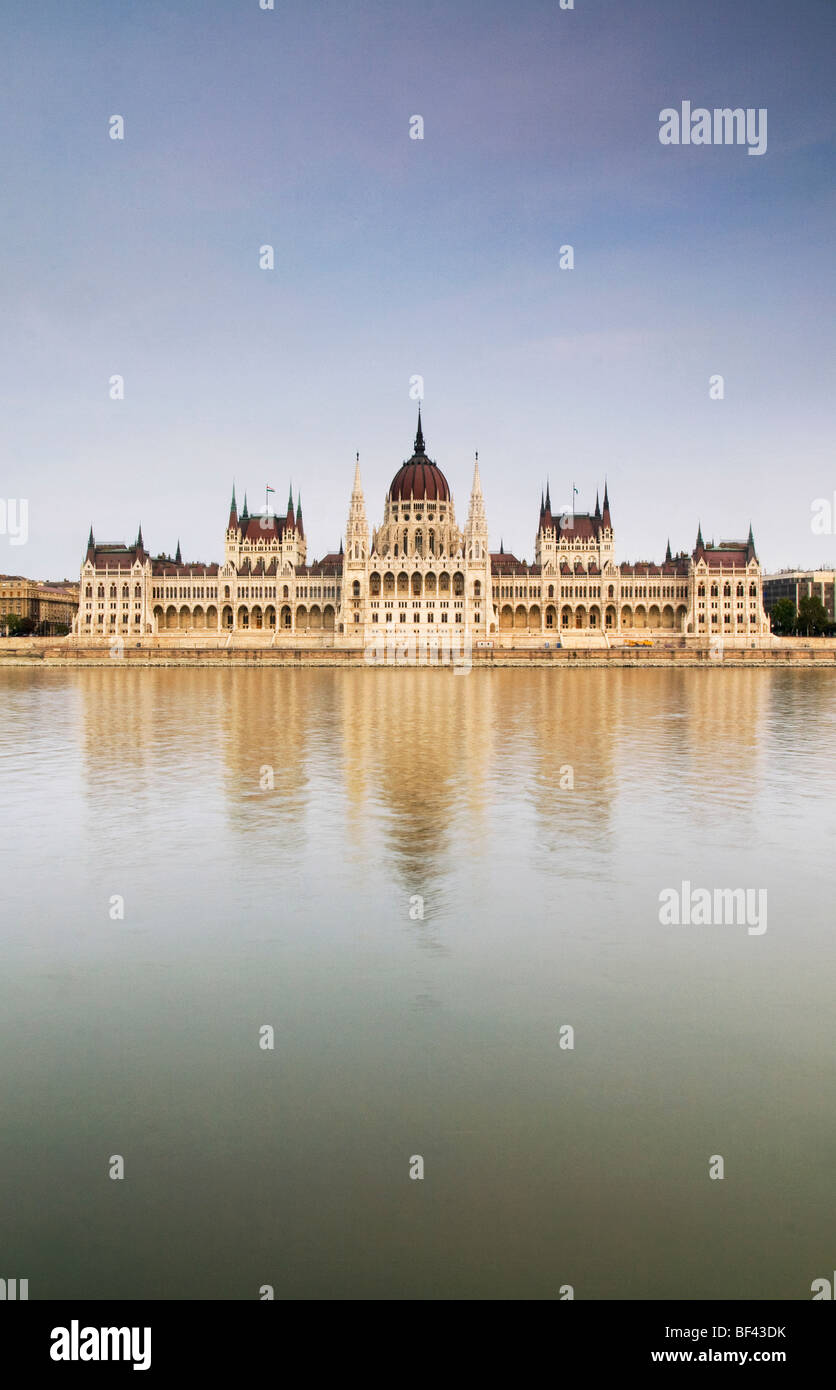 Il Palazzo del Parlamento da Budapest Ungheria, riflessa sul Danubio (verticale). Foto Stock
