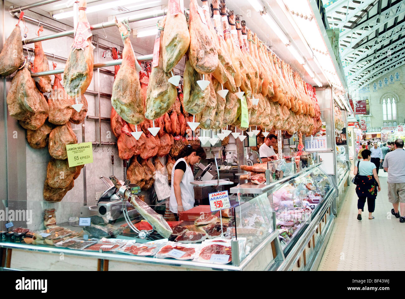 Bancarelle che vendono air cured prosciutti Serrano al Mercado Central, il mercato centrale di Valencia, Spagna Foto Stock