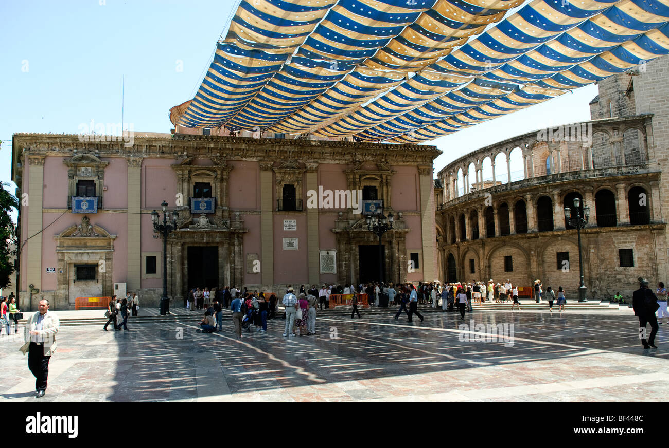 Vista esterna del Reale Basilica de Nuestra Senora de los Desamparados su Plaza de la Virgen di Valencia, Spagna Foto Stock