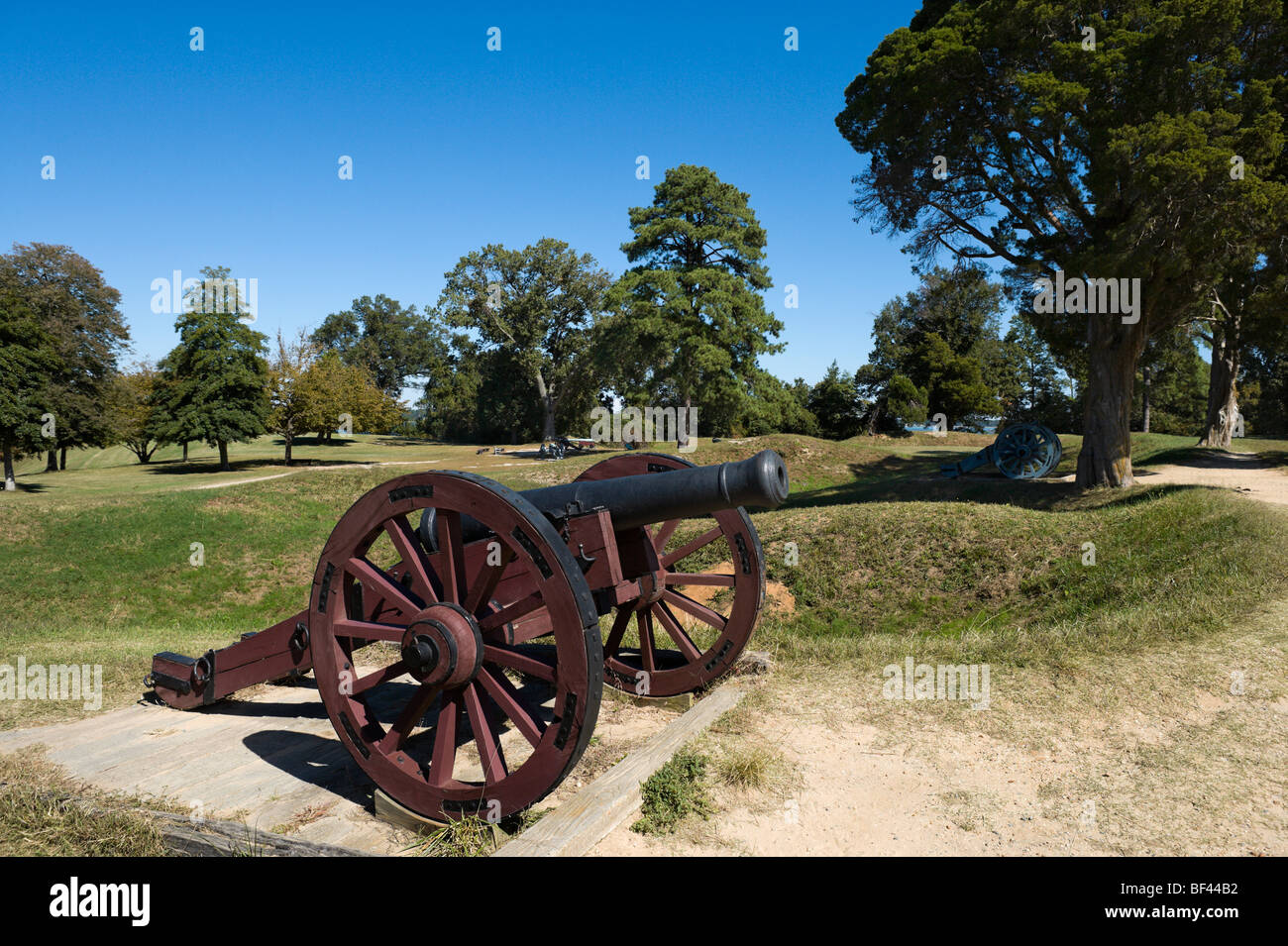 Cannone in British interna delle linee di difesa vicino al Visitor Center, campo di battaglia di Yorktown, Colonial National Historical Park, Virginia Foto Stock