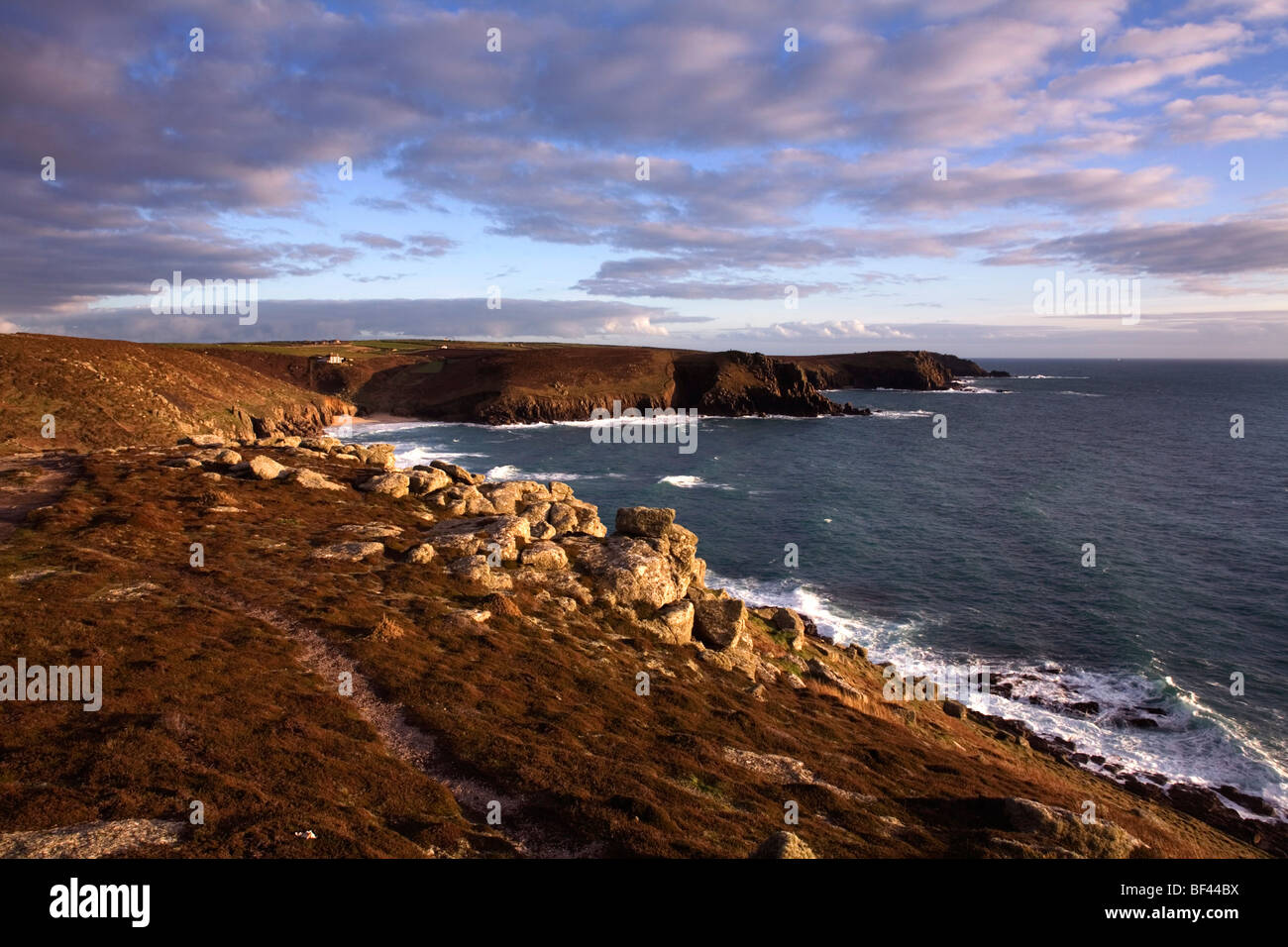 Nanjizal e testa Gwennap visto dal Land's End; Cornovaglia Foto Stock