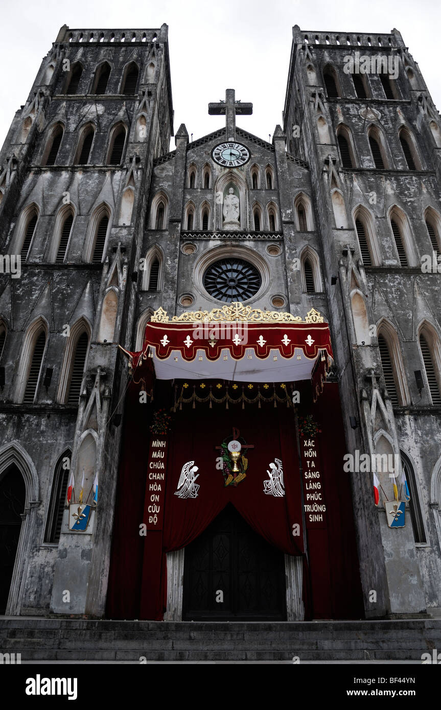 Nha Tho Lon chiesa Hanoi Vietnam imporre vista imponente cercando la religione dei religiosi Foto Stock