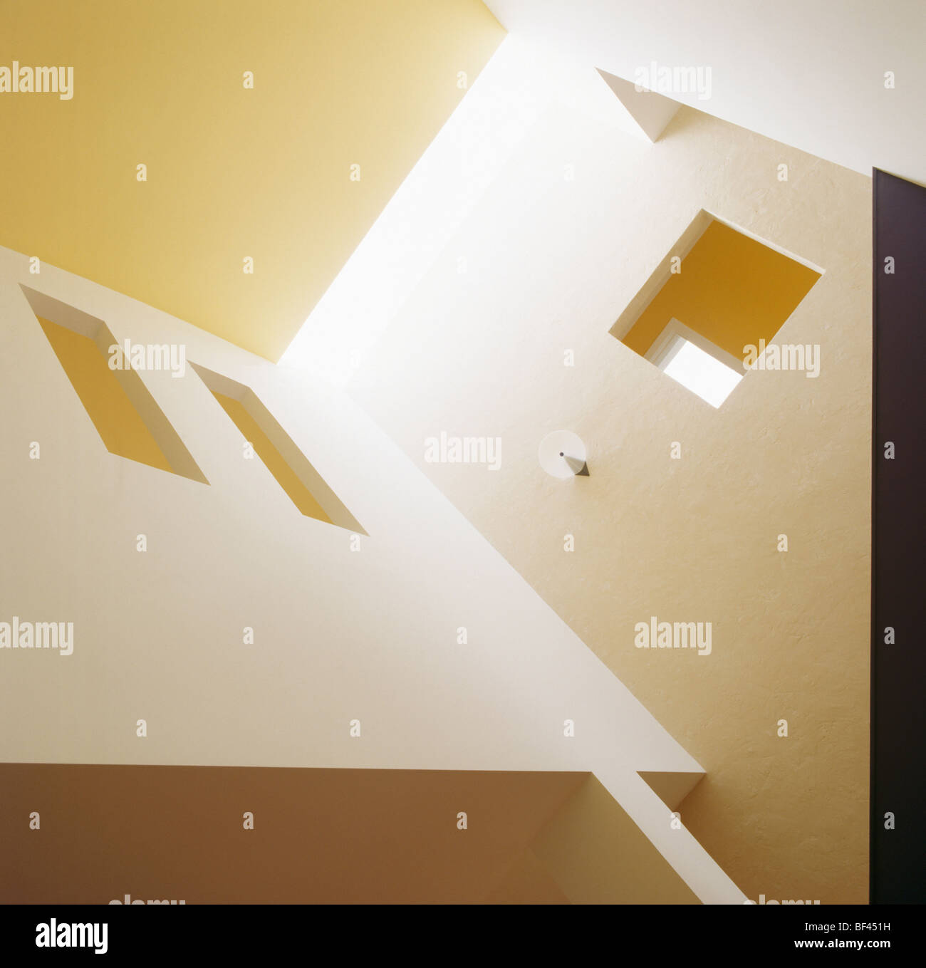 Cerca fino a pareti con aperture quadrate in una moderna hall Foto Stock