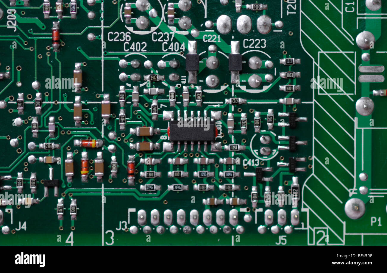 Macro Close-up di elettronica. Il componente centrale è un dispositivo a semiconduttore o circuito integrato. Industria elettronica. Foto Stock