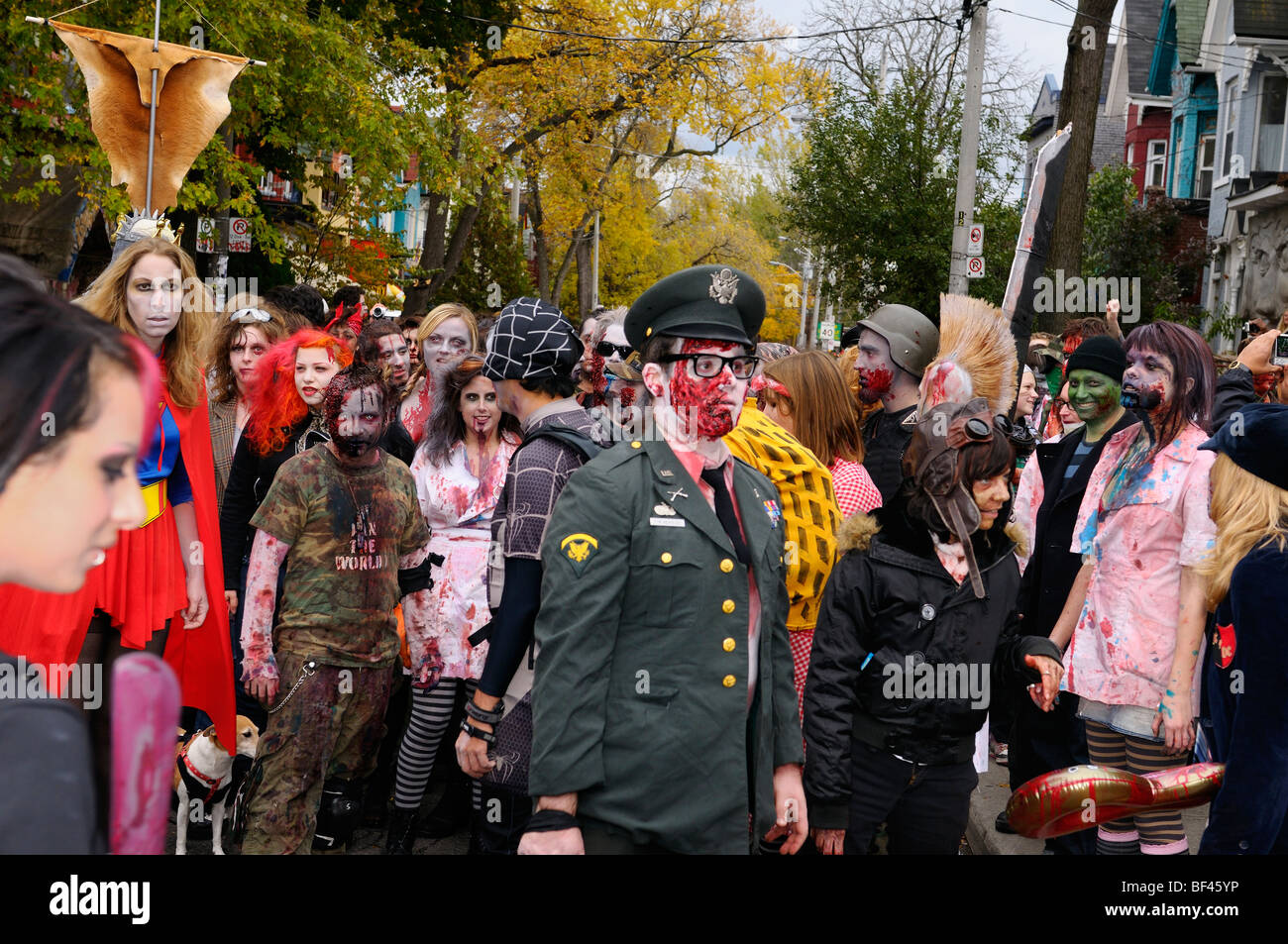 Mob di sanguinosi zombie in attesa di cominciare annuale di Toronto a piedi al mercato di Kensington Foto Stock