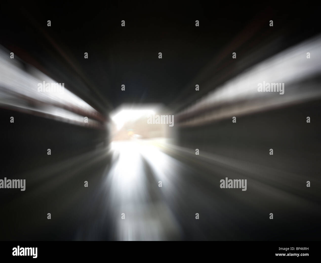 Muovendosi attraverso un tunnel buio nella luce Foto Stock