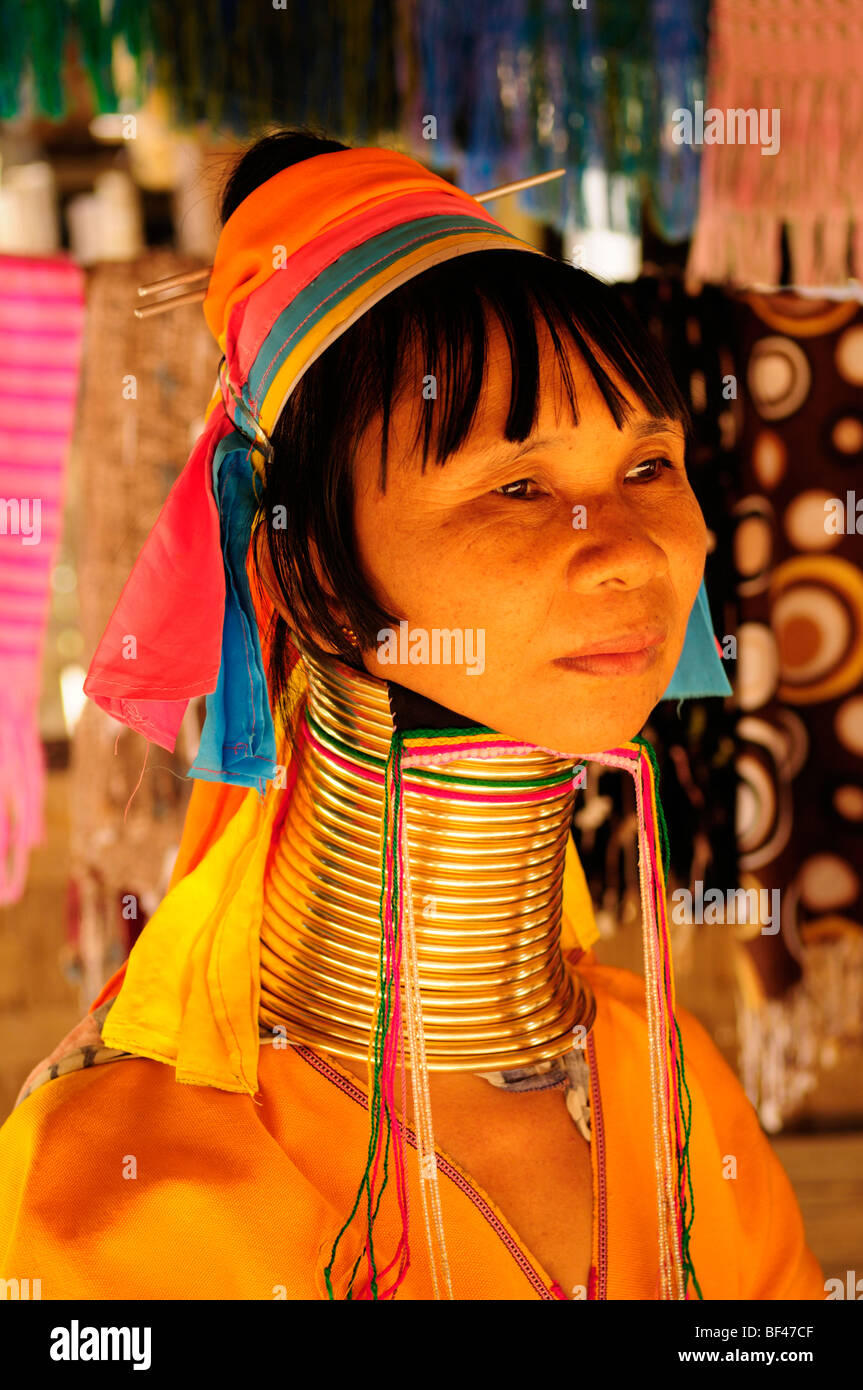 Thailandia; Mae Hong Son provincia; Nai Soi; "a collo lungo' donna della tribù Karen Foto Stock