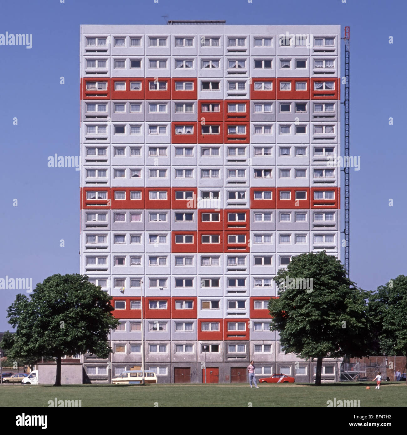 Barking & Dagenham council alto edificio pubblico di edilizia abitativa di prefabbricati blocco di appartamenti in cemento costruito accanto al Castello Green Park East London Inghilterra Regno Unito Foto Stock