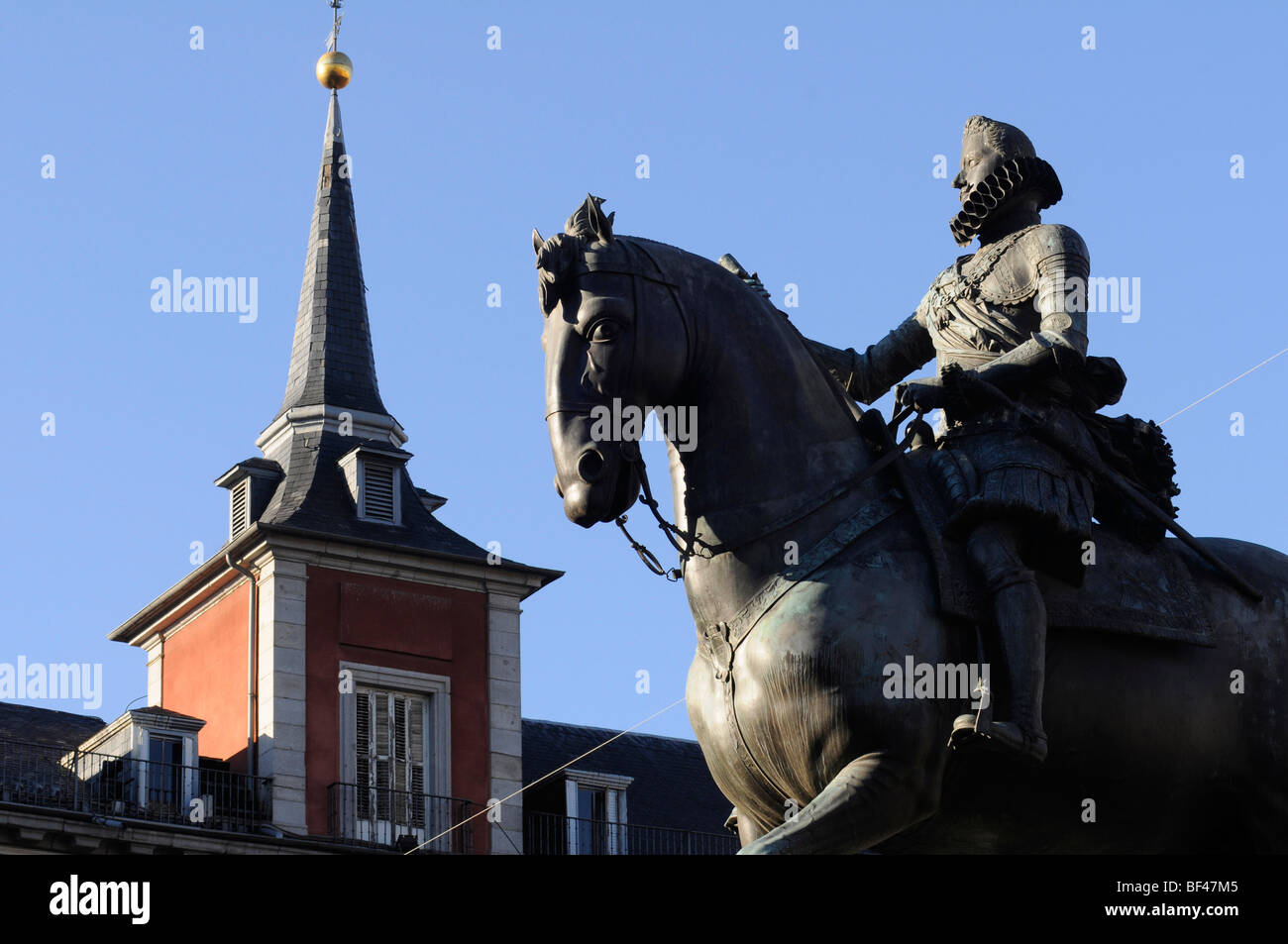 Statua di re spagnolo Felipe III (Philip) a cavallo nel mezzo di Plaza Mayor e una delle piazze principali di Madrid in Spagna. Foto Stock