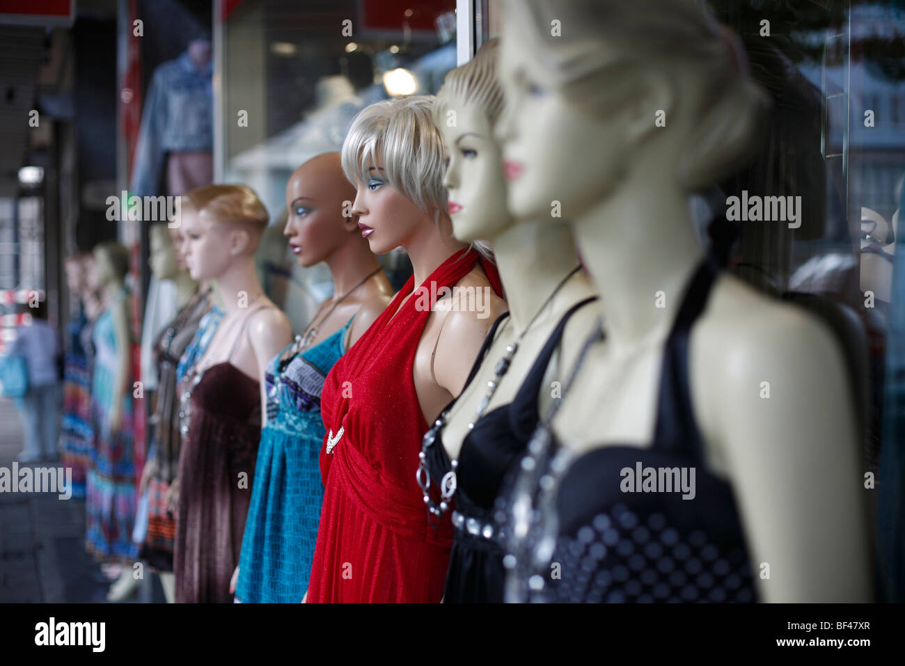 Mannequins al di fuori di un negozio Foto Stock