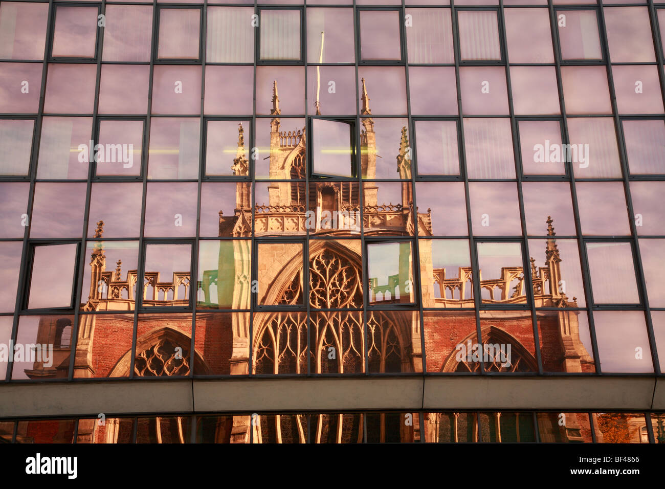 La riflessione della Chiesa della Santa Trinità in un edificio per uffici di Kingston upon Hull, East Yorkshire, Inghilterra, Regno Unito. Foto Stock