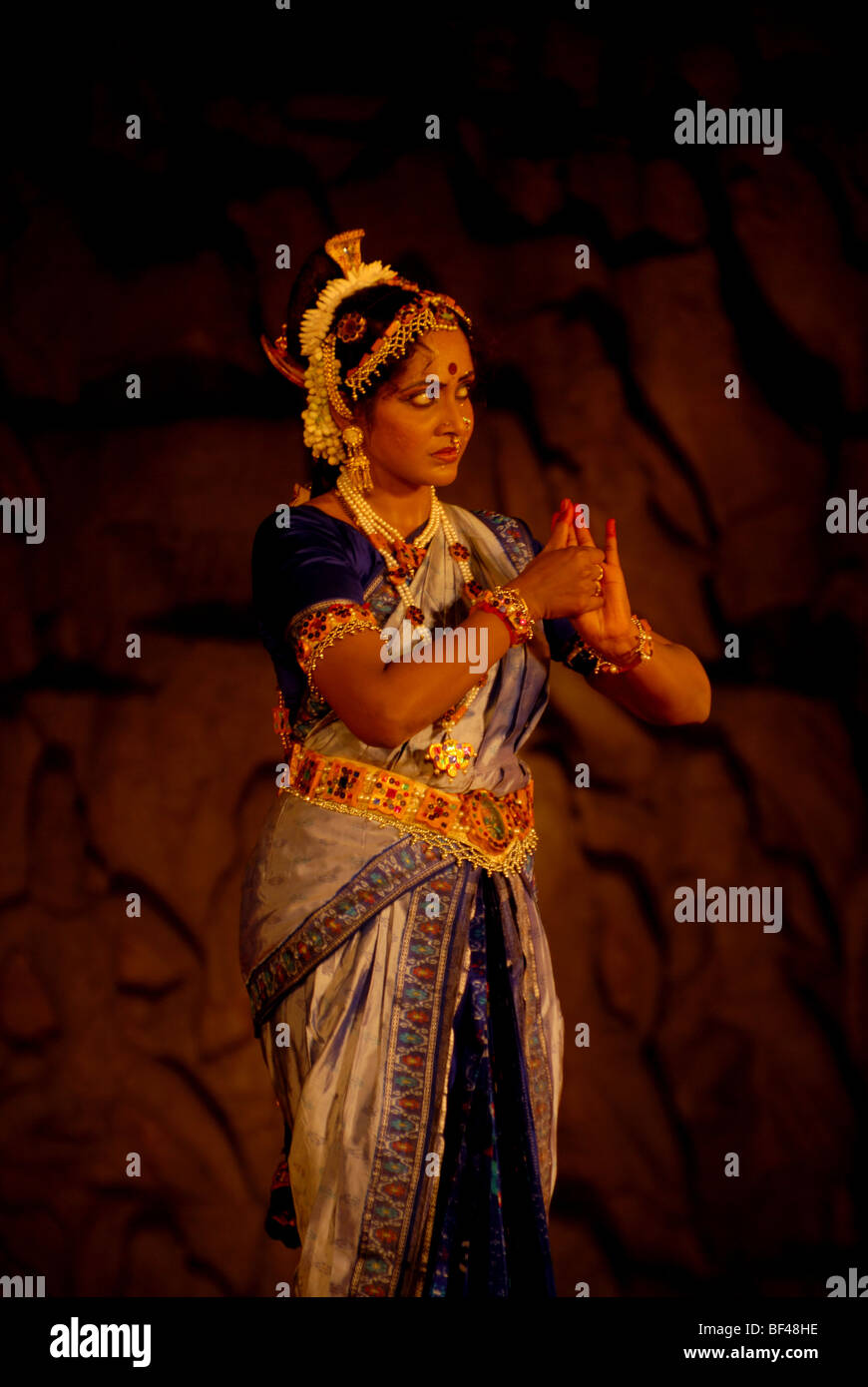 Un indiano danzatrice Bharatanatyam durante una danza classica indiana festival in Mahapalipuram,Tamil Nadu, India. Foto Stock