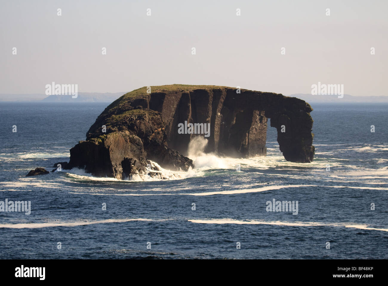 Dore Holm island nelle isole Shetland, Regno Unito Foto Stock