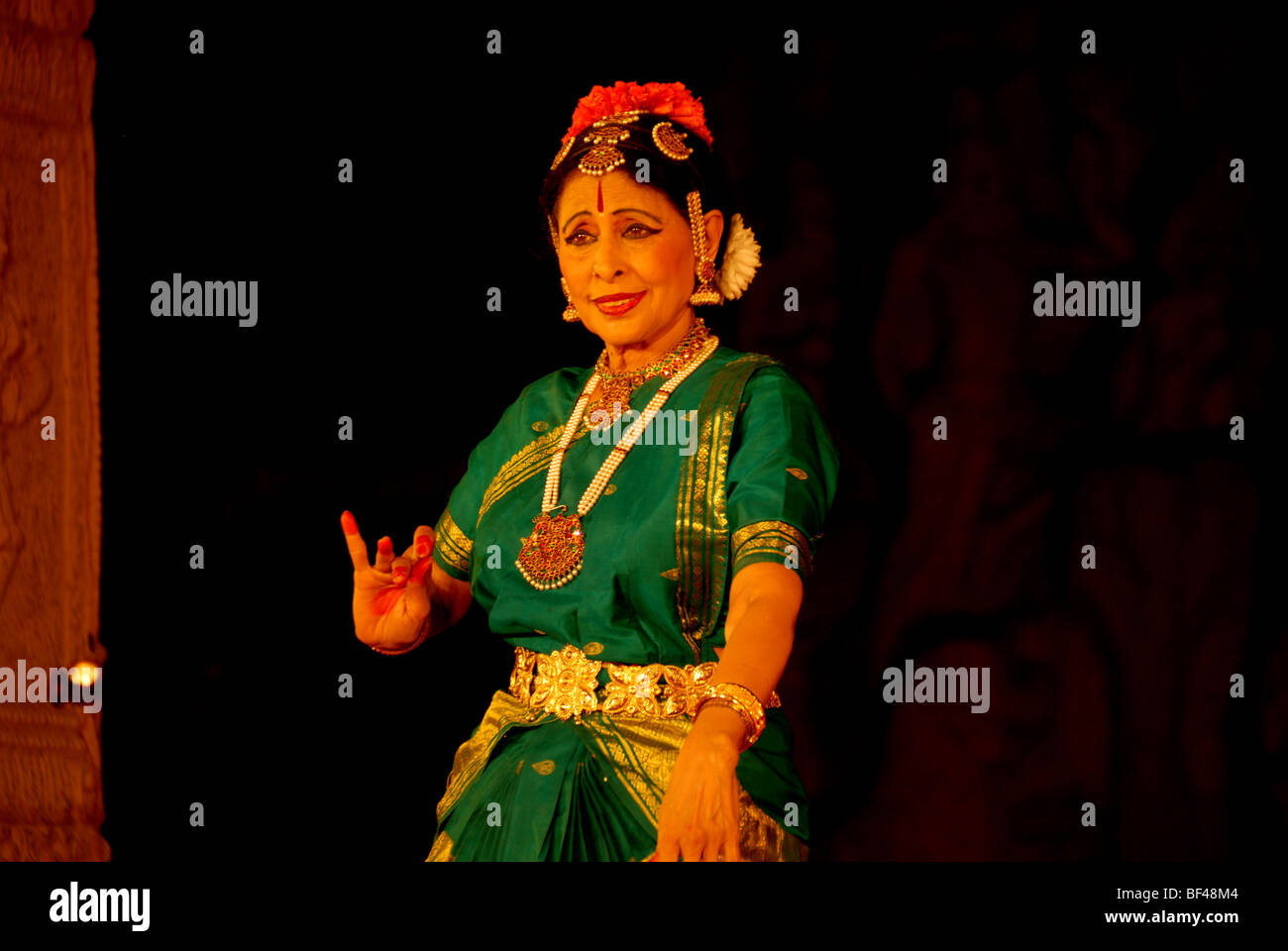 Un indiano danzatrice Bharatanatyam durante una danza classica indiana festival in Mahapalipuram,Tamil Nadu, India. Foto Stock