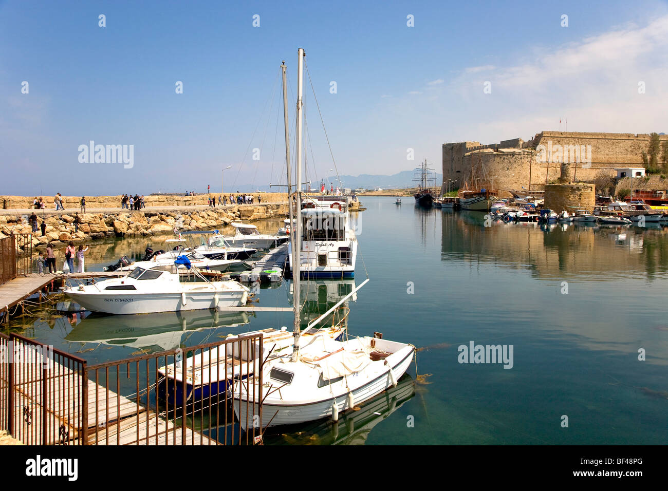 Villaggio di Pescatori, porto, castello bizantino, Girne, Keryneia, Cipro, Grecia, Europa Foto Stock