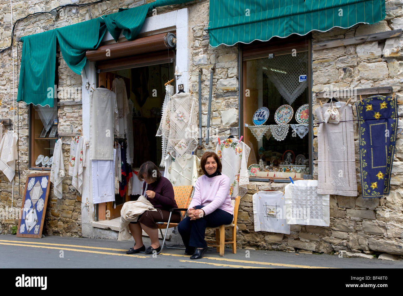 Tipico vicolo, negozi di souvenir e ad uncinetto tovaglie, souvenir, Lefkara, Cipro, Grecia, Europa Foto Stock