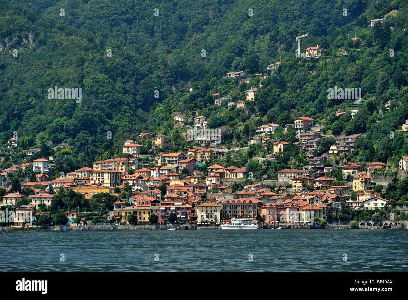 Vista verso una città sul Lago Maggiore, Cannero Riviera, Piemonte, Italia, Europa Foto Stock