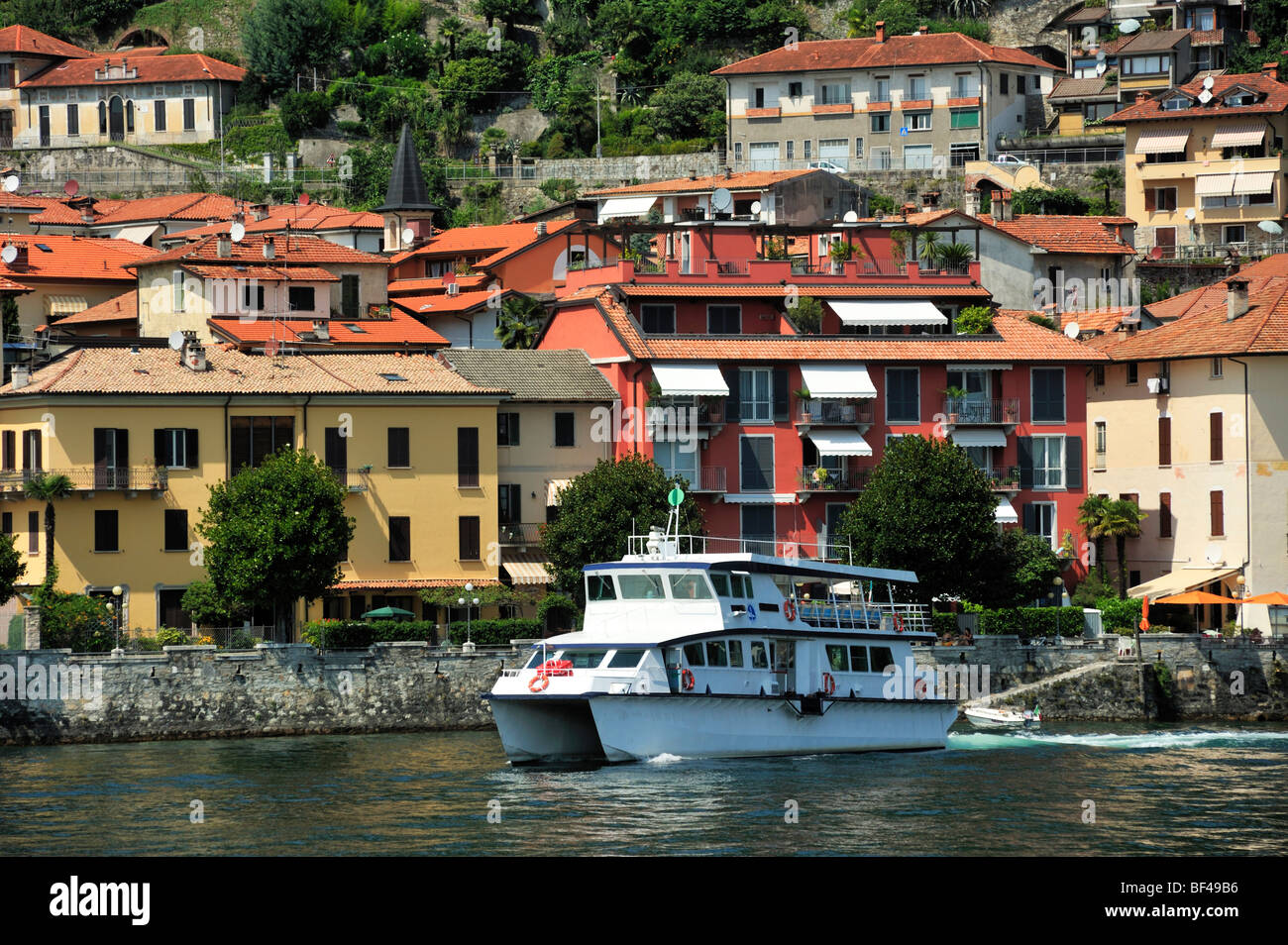 Vista verso una città con un traghetto turistico sul Lago Maggiore, Cannero Riviera, Piemonte, Italia, Europa Foto Stock