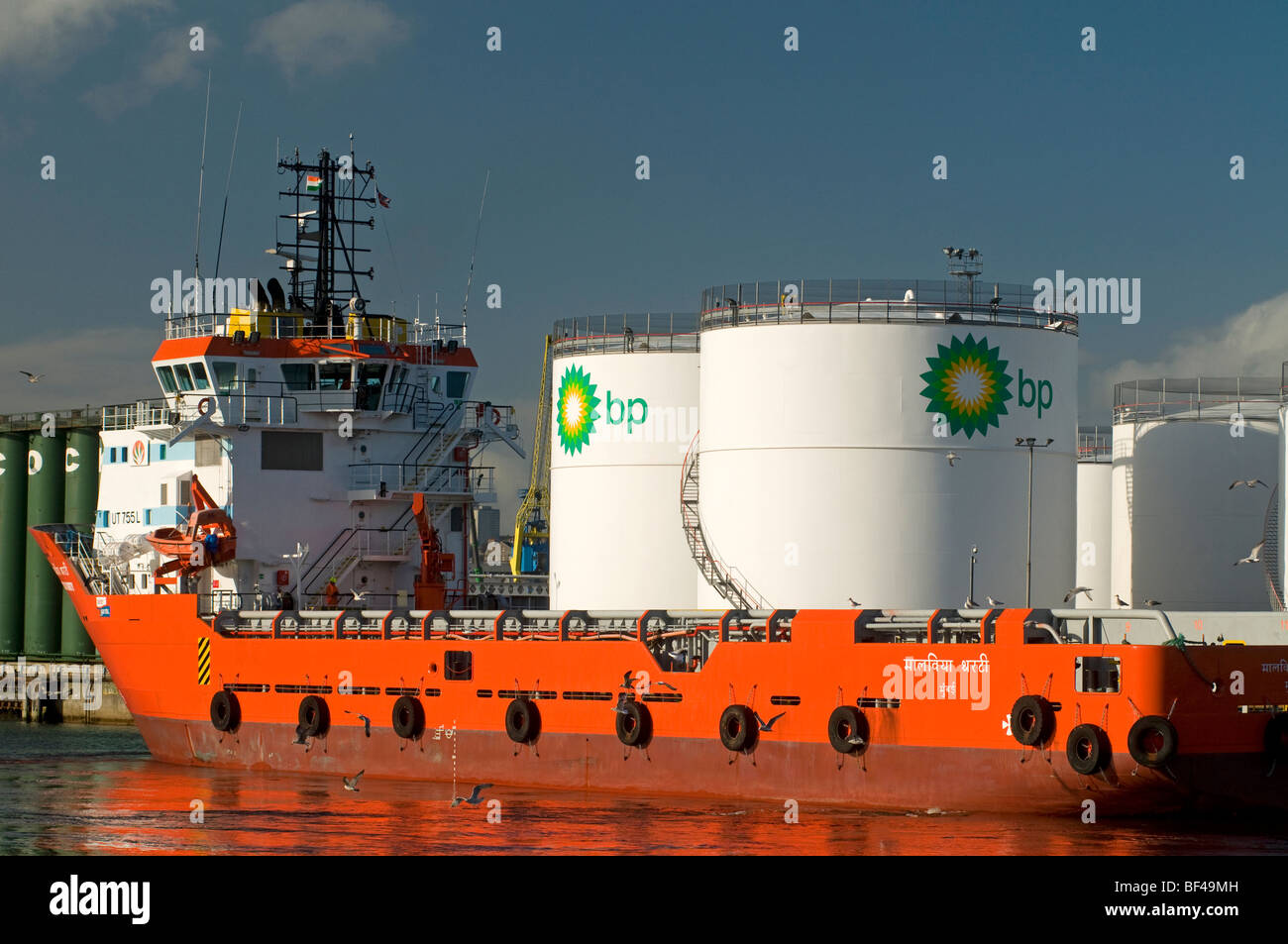 Malaviya trenta UT 755L si ritira dal suo posto di ormeggio nel porto di Aberdeen pronto per un viaggio per il petrolio del Mare del Nord i campi. SCO 5486 Foto Stock