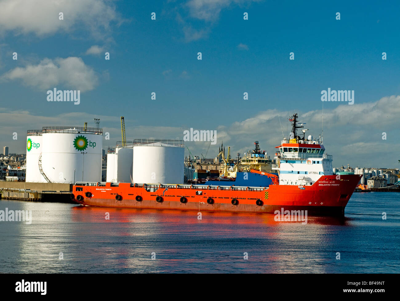 Malaviya trenta UT 755L lascia il suo posto di ormeggio nel porto di Aberdeen per un viaggio per il petrolio del Mare del Nord i campi, Grampian Scozia. SCO 5485 Foto Stock