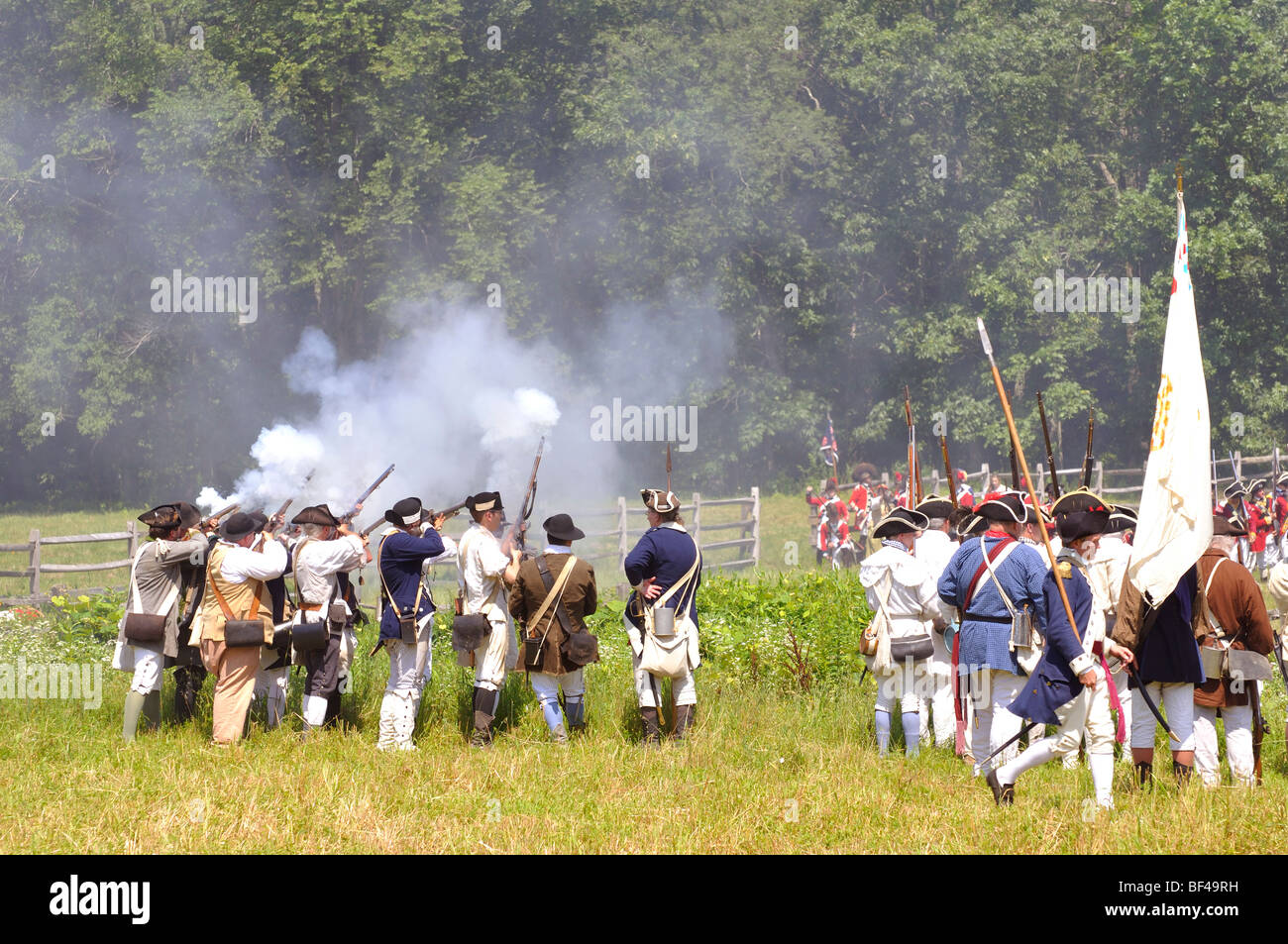 Patrioti americani in battaglia in costume - la guerra rivoluzionaria americana (1770's) era rievocazione Foto Stock